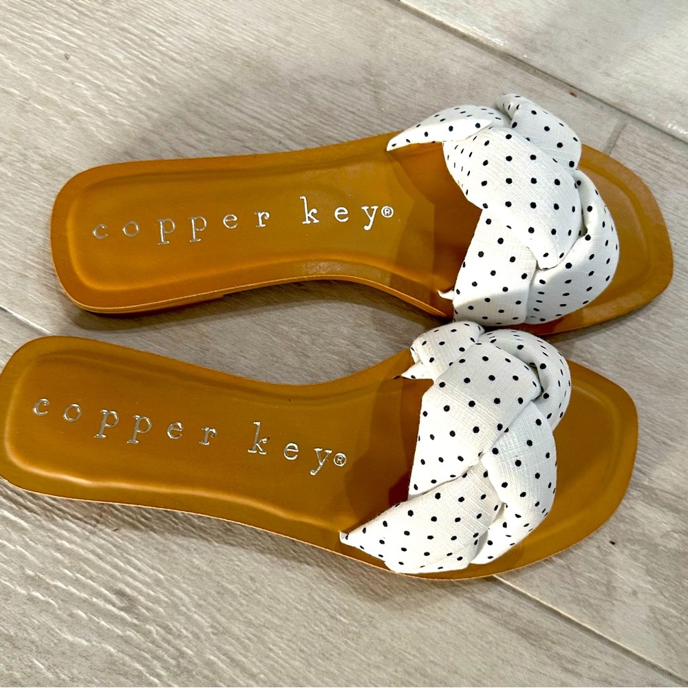 New Copper Key Sunshine sandals -white with black dots - size 8.5